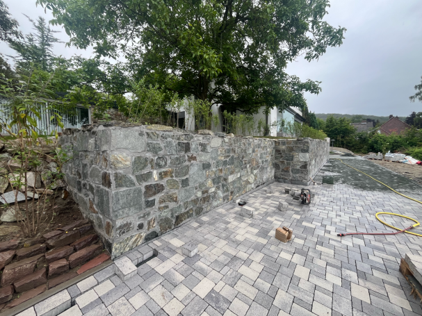 Natursteinmauer & Pflaster